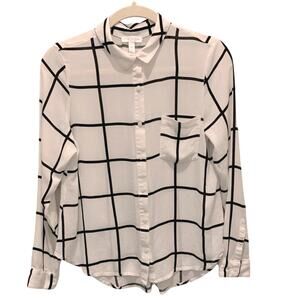 LEITH size small black and white blouse top. Back Has tuck and pleat.